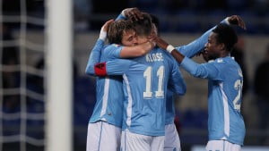 ROME, ITALY - MARCH 13: Miroslav Klose (L) with his teammates of SS Lazio celebrates after scoring the opening goal during the Serie A match between SS Lazio and Atalanta BC at Stadio Olimpico on March 13, 2016 in Rome, Italy. (Photo by Paolo Bruno/Getty Images)