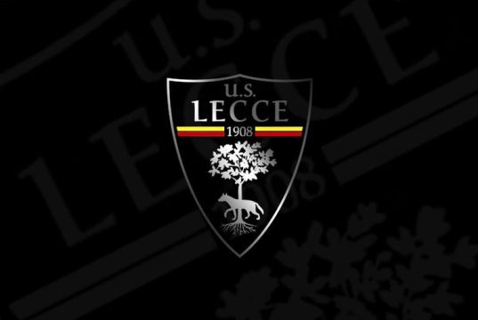 Morte Fiorita: Lecce contro la Lega Serie A, “decisione irrispettosa, giocheremo con maglia bianca anonima” Maglia da calcio bianca anonima senza stemmi o loghi, simbolo della protesta del Lecce per la morte di Graziano Fiorita.