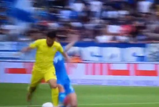 Empoli – Lazio, polemica rigore Pedro: la Lega Serie A elogia l’intervento, tifosi in rivolta! Grafica che simboleggia la polemica sul rigore non concesso alla Lazio contro l'Empoli e la controversa reazione sui social media della Lega Serie A, con icone che rappresentano il calcio, l'arbitro e i social media. Fonti e contenuti correlati