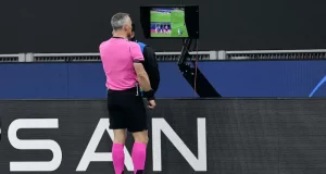Napoli-Lazio, Open Var: l’audio sul rigore su Noslin L'arbitro Luca Zufferli durante un controllo al VAR in Napoli-Lazio.