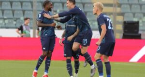 Probabili formazioni Lazio Inter: Zaccagni out, torna Rovella La squadra della Lazio schierata in campo prima di una partita all'Olimpico