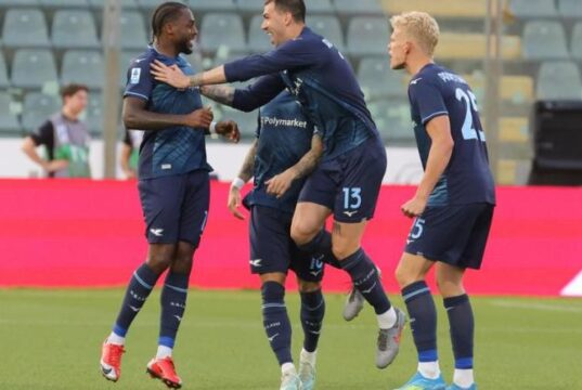Probabili formazioni Lazio Inter: Zaccagni out, torna Rovella La squadra della Lazio schierata in campo prima di una partita all'Olimpico