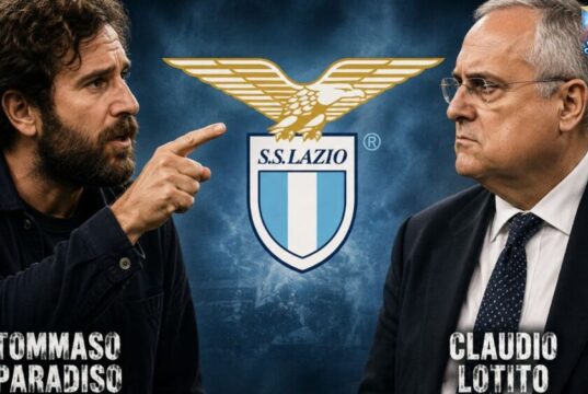 Tommaso Paradiso contro Claudio Lotito: “Ha desertificato il mondo Lazio” Tommaso Paradiso attacca duramente Claudio Lotito in una lunga lettera: accuse pesanti sulla gestione della Lazio, il rapporto con i tifosi e il futuro del club biancoceleste.