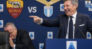 Derby alle 12:00, altra sconfitta politica per Lotito? Il mondo Lazio esplode Polemiche dopo la scelta di giocare Roma-Lazio alle 12:00. I tifosi biancocelesti accusano Lotito di aver perso peso politico nel calcio italiano.