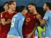Derby Roma-Lazio alle 12:30: decisione ufficiale della Lega Serie A Il derby Roma-Lazio si giocherà domenica alle 12:30. Luigi De Siervo spiega la decisione della Lega Serie A tra ordine pubblico e Internazionali di tennis.