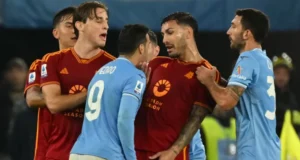 Probabili formazioni Lazio-Roma: emergenza per Sarri Maglia della Lazio e della Roma divise a metà per il derby