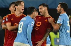 Derby Roma-Lazio alle 12:30: decisione ufficiale della Lega Serie A Il derby Roma-Lazio si giocherà domenica alle 12:30. Luigi De Siervo spiega la decisione della Lega Serie A tra ordine pubblico e Internazionali di tennis.