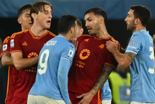 Probabili formazioni Lazio-Roma: emergenza per Sarri Maglia della Lazio e della Roma divise a metà per il derby