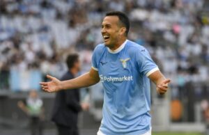 Lazio-Pisa 2-1, Pedro saluta: biancocelesti chiudono al 9° posto La Lazio batte il Pisa 2-1 con i gol di Dele-Bashiru e Pedro, ma chiude una stagione deludente al nono posto fuori dall’Europa.