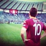 Immagine che simboleggia la scelta di un giovane Francesco Totti tra giocare per la Roma o per la Lazio. Fonti e contenuti correlati