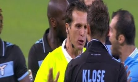 Klose tocca la palla con la mano e fa annullare il goal all'arbitro 