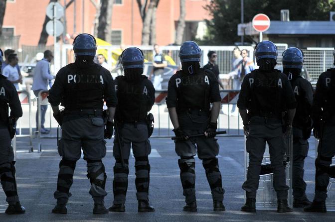 Derby Roma-Lazio, forze dell'ordine e tifosi fuori lo stadio Olimpico