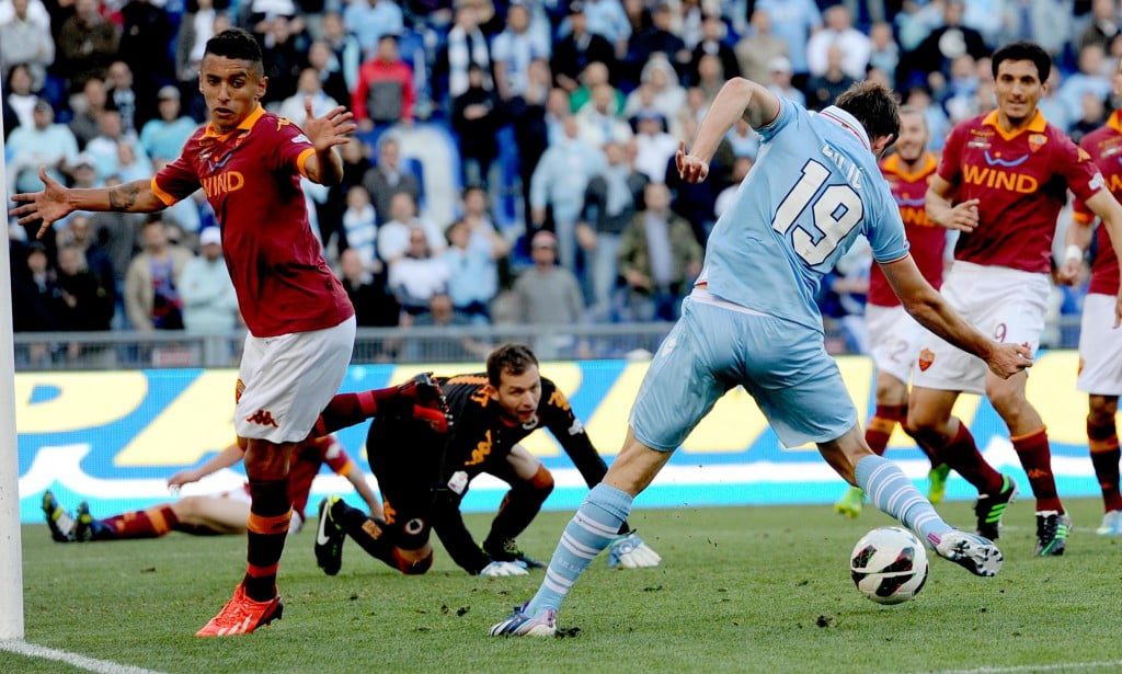 Senad Lulic con la maglia della Lazio e la fascia da capitano