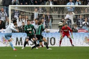SS Lazio's Felipe Anderson (L) scores the 0-1 goal during the Italian Serie A soccer match between Sassuolo and Lazio at Mapei Stadium in Reggio Emilia, Italy, 01 March 2015. ANSA/ELISABETTA BARACCHI