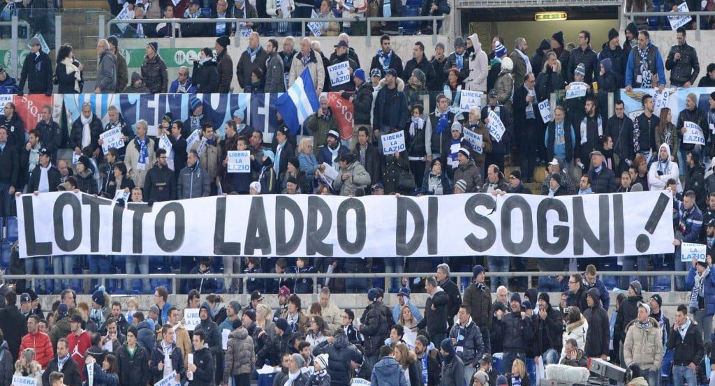 Contestazione Lazio Sassuolo: striscioni di protesta dei tifosi biancocelesti allo Stadio Olimpico.