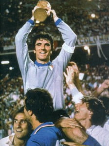 Zoff-alza-la-Coppa-del-Mondo-1982