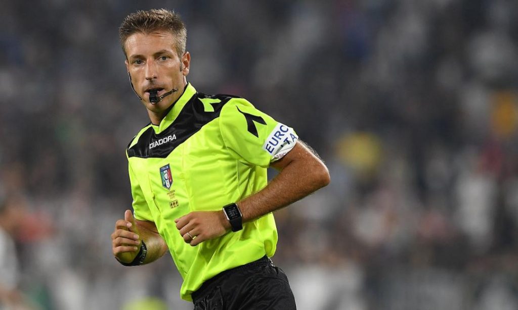L'arbitro Massa estrae il cartellino rosso contro Noslin tra le proteste furibonde dei giocatori della Lazio.
