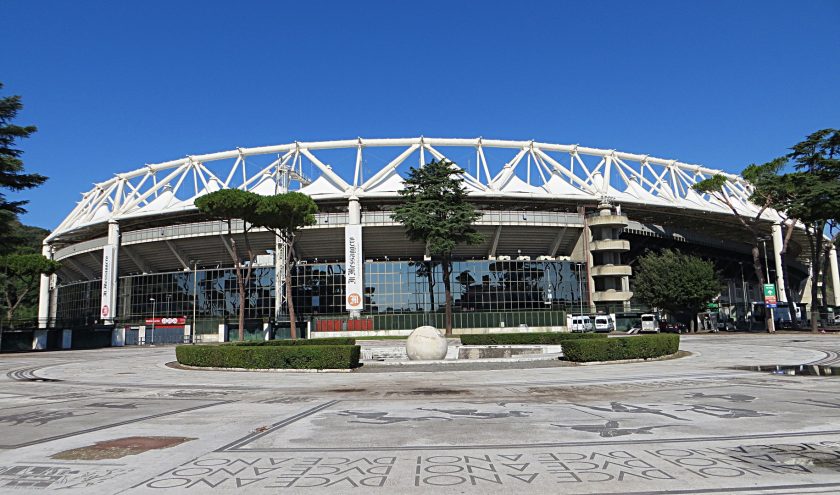 Tifosi all'Olimpico in attesa dei biglietti Lazio Inter