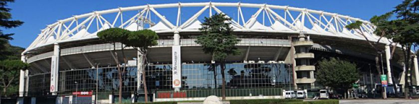 Un momento di gioco concitato tra Lazio e Atalanta allo Stadio Olimpico.