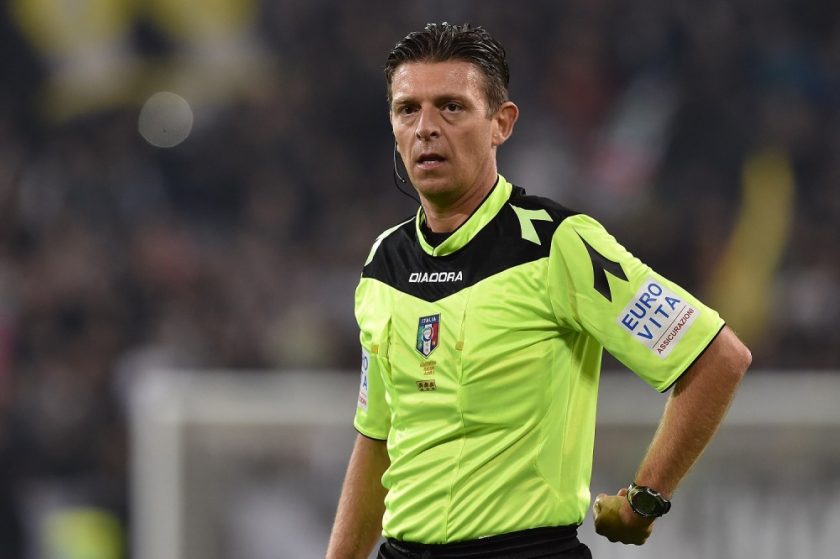 Un confronto grafico tra l'arbitro Colombo che convalida il gol di Davis e un fermo immagine di un precedente gol annullato a Ibrahimovic per fallo di mano.