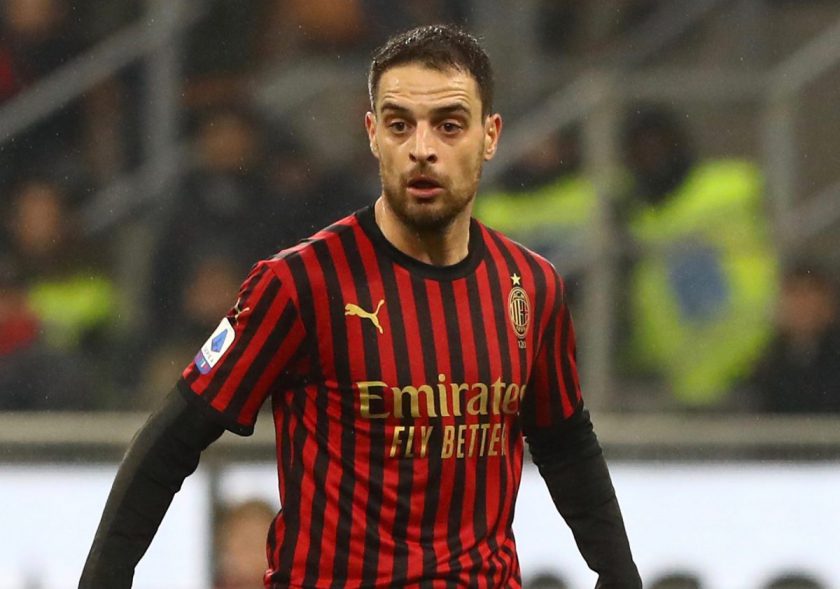 "Lente d'ingrandimento della Lazio su un elenco di nomi di calciatori svincolati come Bonaventura e Firpo, con un calendario che indica il 1° ottobre, simboleggiando la ricerca di rinforzi nonostante il mercato bloccato."