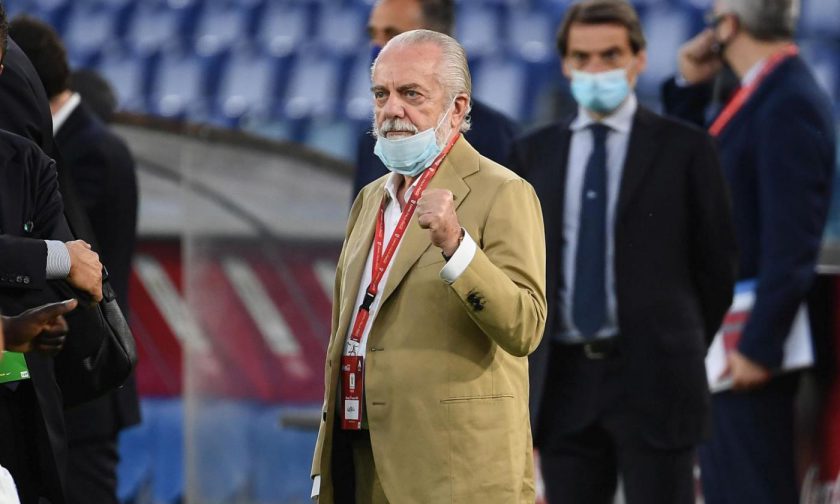Aurelio De Laurentiis durante una conferenza stampa del Napoli, autore di una proposta provocatoria sul limite d’età per le Nazionali.