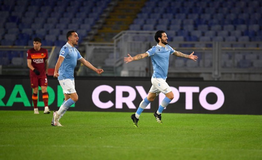 Luis Alberto esulta con la maglia della Lazio.