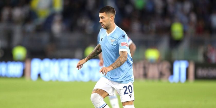 Mattia Zaccagni in azione con la maglia della Lazio.