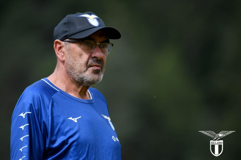 Turnover Lazio Torino: Maurizio Sarri fornisce indicazioni alla squadra durante un allenamento a Formello.