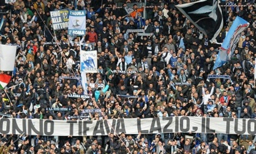 Immagine che simboleggia la scelta di un giovane Francesco Totti tra giocare per la Roma o per la Lazio.
Fonti e contenuti correlati