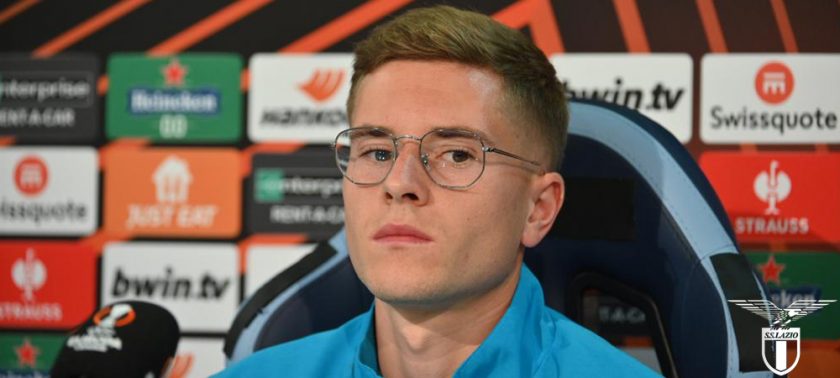 Un grande lucchetto con lo stemma della Lazio a simboleggiare il mercato bloccato, con il numero 7 a indicare le cessioni necessarie per sbloccarlo.