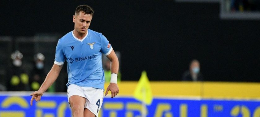 Patric esulta e incita i compagni durante Bologna-Lazio 0-2.