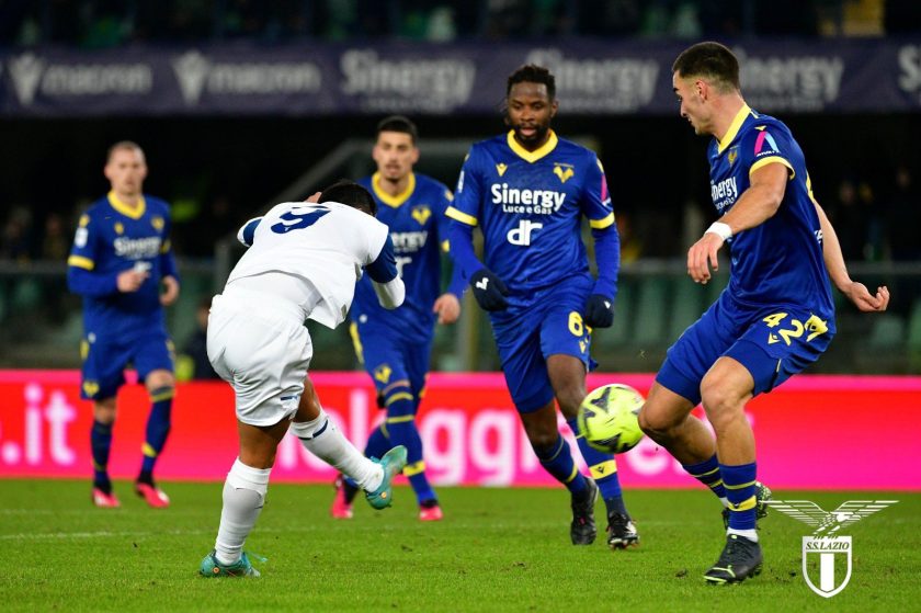 Un'immagine di una partita tra Lazio e Hellas Verona, con i tifosi allo Stadio Olimpico.