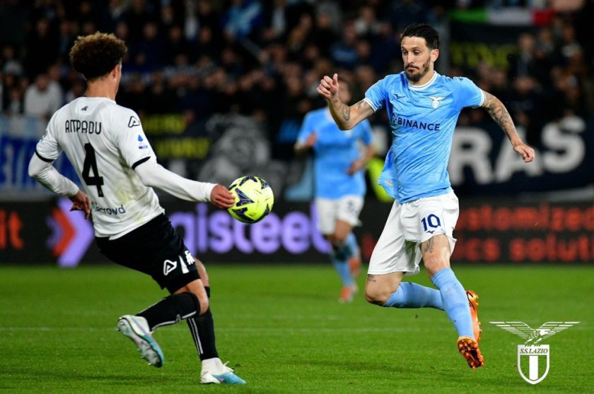 Luis Alberto con la maglia della Lazio durante una partita, con lo sguardo rivolto verso la panchina di Maurizio Sarri.
