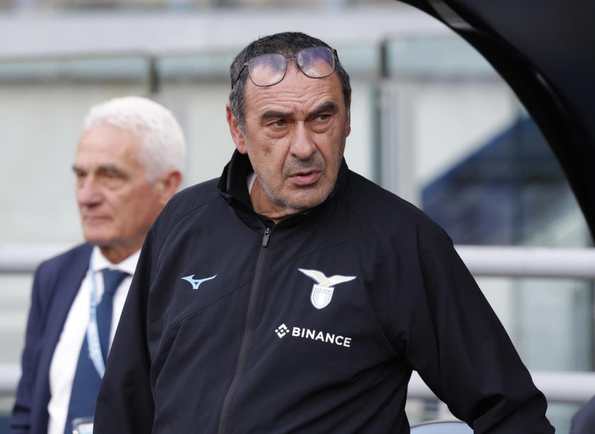 Maurizio Sarri con un'espressione decisa a bordo campo, gesticola per impartire istruzioni ai giocatori.