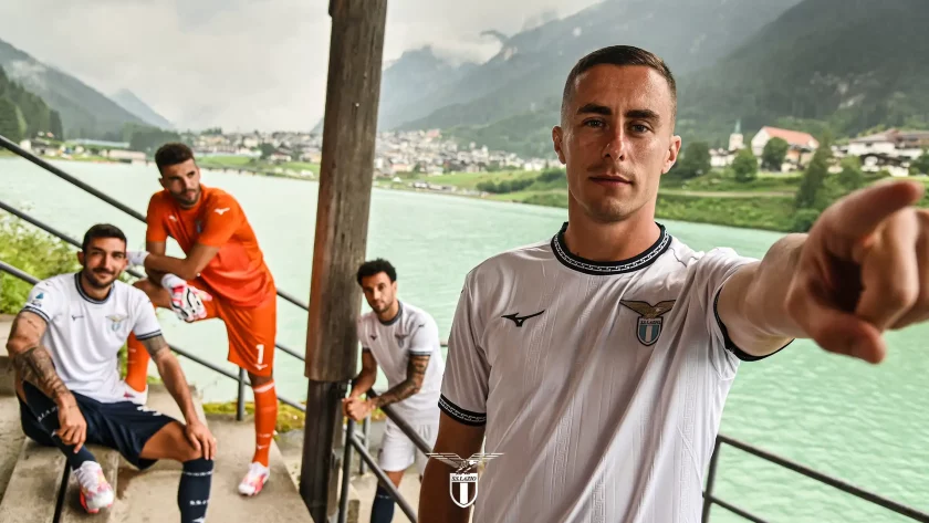 Sponsor maglia Lazio: la divisa da gioco biancoceleste senza main sponsor sul petto.