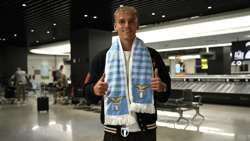 Gustav Isaksen in maglia Lazio durante un riscaldamento pre-partita allo Stadio Olimpico