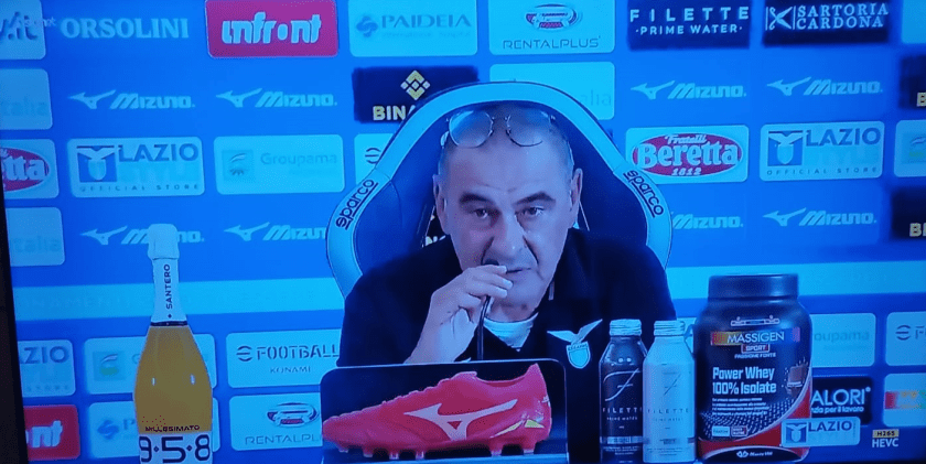 Maurizio Sarri scuro in volto durante la conferenza stampa post partita