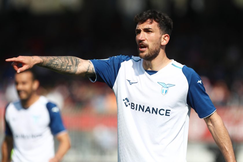 Una foto del centrocampista della Lazio, Danilo Cataldi, con espressione delusa, durante un'intervista post-partita.