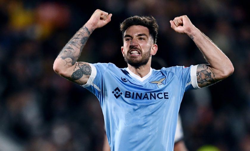 Danilo Cataldi, con la maglia della Lazio, in un momento di concentrazione prima della partita, simboleggiando la volontà di unire il gruppo.