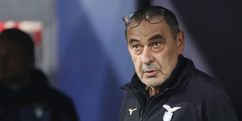 Maurizio Sarri pensieroso durante l'intervista post-partita di Lazio-Milan a DAZN.