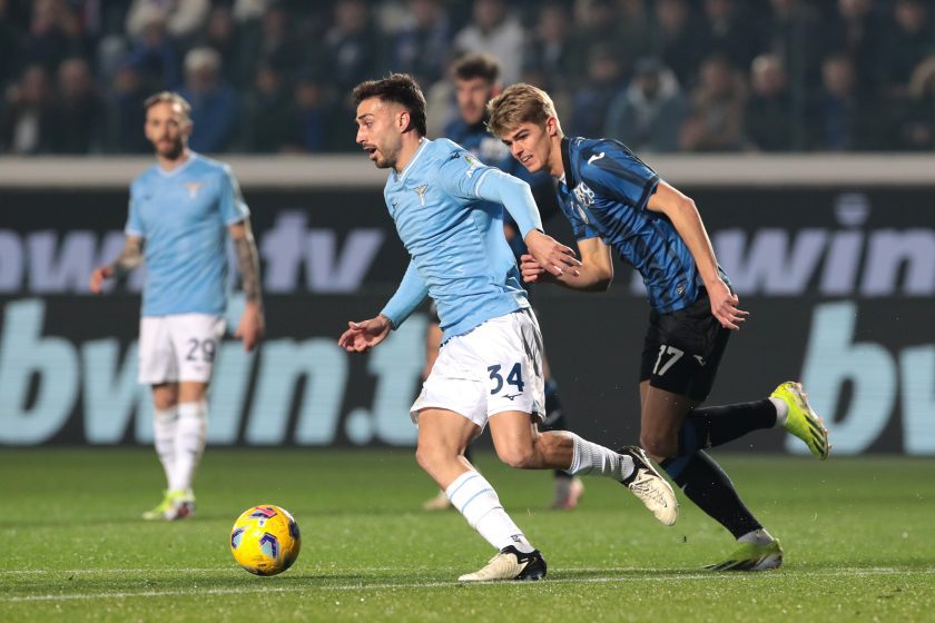Il difensore della Lazio, Mario Gila, durante un'intervista pre-partita con le telecamere di Sky o Lazio Style Channel.