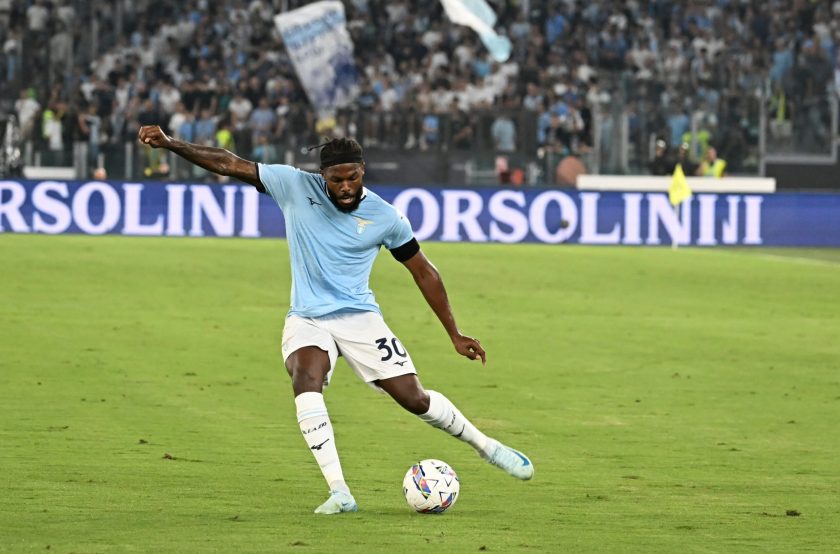 Il terzino Nuno Tavares in azione sulla fascia con la maglia della Lazio