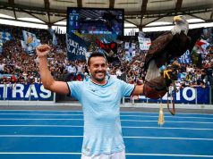 Pedro Annuncia l’Addio alla Lazio: “Questo è il Mio Ultimo Anno. Voglio Lasciare la Squadra in Europa” Pedro, calciatore della Lazio, con un'espressione decisa ma anche nostalgica, mentre parla con un microfono di Sky Sport, sullo sfondo dello Stadio Olimpico o del campo di gioco.