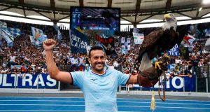 Pedro Annuncia l’Addio alla Lazio: “Questo è il Mio Ultimo Anno. Voglio Lasciare la Squadra in Europa” Pedro, calciatore della Lazio, con un'espressione decisa ma anche nostalgica, mentre parla con un microfono di Sky Sport, sullo sfondo dello Stadio Olimpico o del campo di gioco.