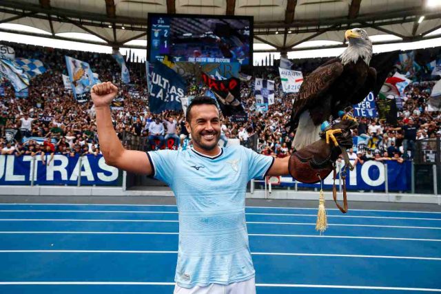 Ritratto del calciatore della Lazio Pedro con un'espressione di rammarico dopo il pareggio contro il Parma.