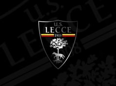 Morte Fiorita: Lecce contro la Lega Serie A, “decisione irrispettosa, giocheremo con maglia bianca anonima” Maglia da calcio bianca anonima senza stemmi o loghi, simbolo della protesta del Lecce per la morte di Graziano Fiorita.