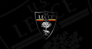 Morte Fiorita: Lecce contro la Lega Serie A, “decisione irrispettosa, giocheremo con maglia bianca anonima” Maglia da calcio bianca anonima senza stemmi o loghi, simbolo della protesta del Lecce per la morte di Graziano Fiorita.
