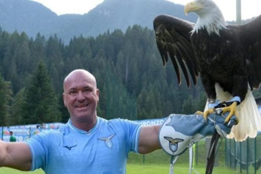 "Cancello di Formello con una nuova serratura, a simboleggiare lo sfratto di Juan Bernabé dalla Lazio."