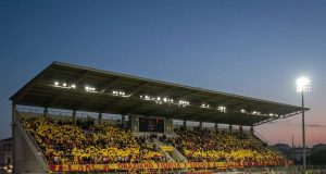 Lecce Dolore Giallorosso e due Pesi 2 Misure: Ufficiale La Lega Serie A offende il club "Stadio Via del Mare a lutto per Graziano Fiorita. Striscioni giallorossi e omaggio al preparatore atletico del Lecce. Decisione Lega Serie A contestata.